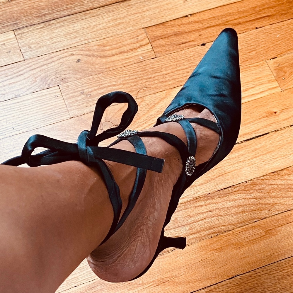 CARLOS SANTANA Black Rhinestone Satin Pump